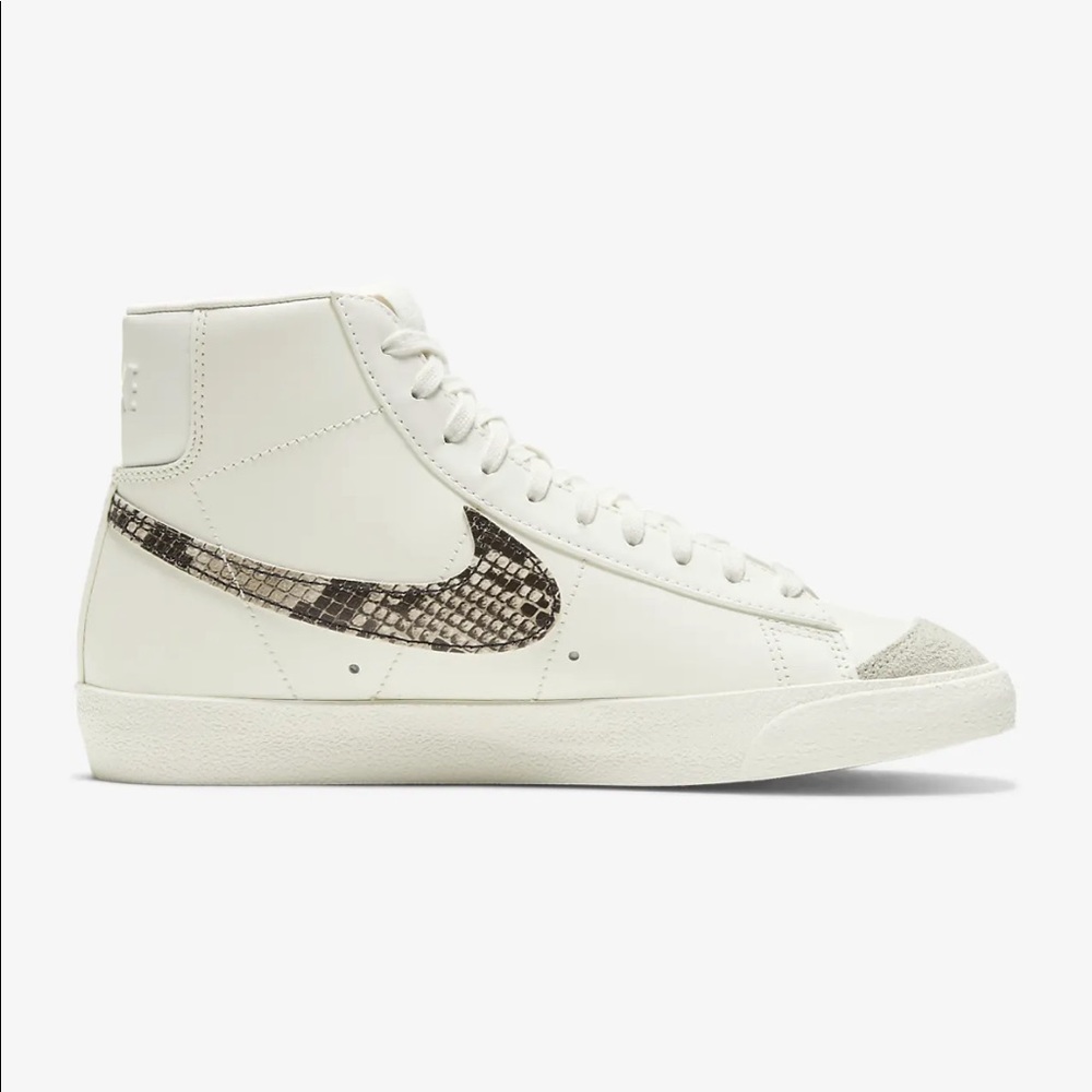 Women's Nike Blazer Mid '77 SE - Picture 2 of 4